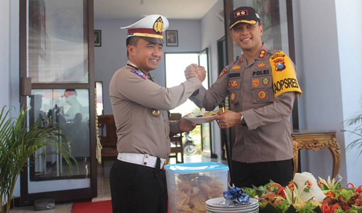 Kapolres Ngawi AKBP. MB. Pranatal Hutajulu menyerahkan potongan tumpeng tanda peresmian Pos Laka 3 Jalur Tol Ngawi.