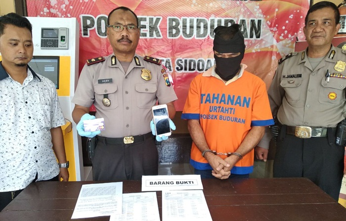 Pelaku siapit petugas berikut barang bukti berupa biji plastik.