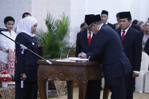 Gubernur Jawa Timur Khofifah Indar Parawansa saat melantik Alexander Ruby Setyohadi menjadi Kepala Perwakilan (Kaper) Badan Pengawasan Keuangan dan Pembangunan (BPKP) Provinsi Jatim, di Gedung Negara Grahadi, Surabaya, Senin(20/1). foto: istimewa/ bangsaonline.com