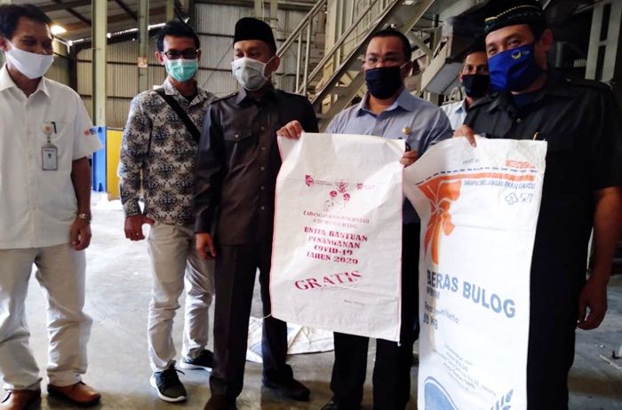 Karung beras bulog ada foto Bupati dan Wabup Jember. foto: dok