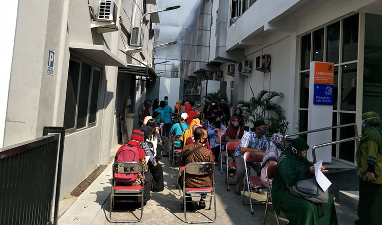 Para guru saat antre jalani tes swab di Labkesda Kota Surabaya. (foto: ist)
