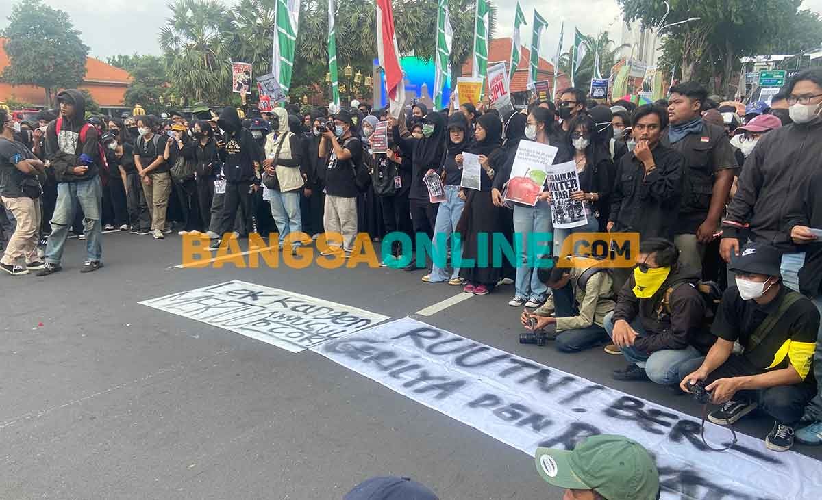 Ribuan massa yang terdiri dari mahasiswa, rakyat sipil, dan suporter menyuarakan aspirasi menolak UU TNI di depan Gedung Negara Grahadi. FOTO: Novandryo/BANGSAONLINE