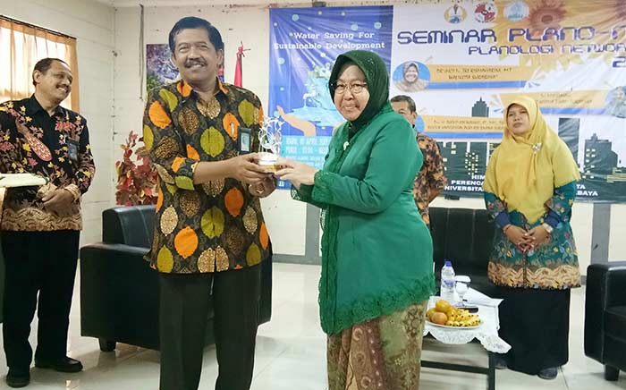 Rektor Unipa Surabaya Drs. H. Djoko Adi Walujo S.T, M.M., DBA menerima cinderamata dari Wali Kota Surabaya Tri Rismaharini. foto: DEVI FITRI/ BANGSAONLINE