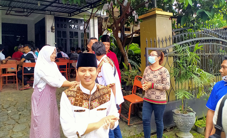 Cabup Arifin saat berada di Desa Tasikmadu, Kecamatan Watulimo, Kabupaten Trenggalek. (foto: HERMAN/ BANGSAONLINE)