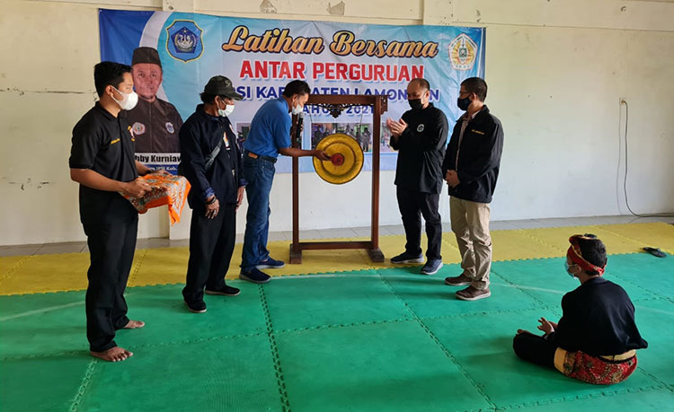 Ketua IPSI Kabupaten Lamongan Debby Kurniawan yang juga Anggota Komisi X DPRI RI menyaksikan pembukaan latihan bersama perguruan silat Lamongan. (foto: ist)