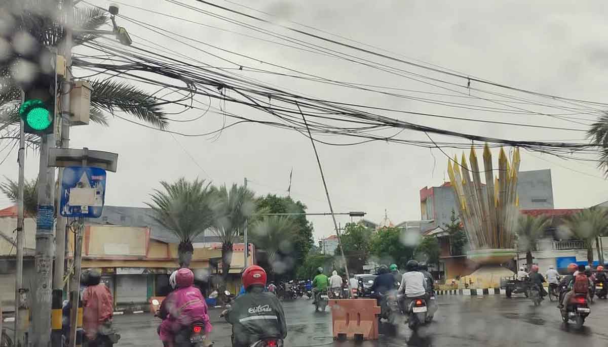 Kabel utilitas yang semrawut di Jalan Giri, Kecamatan Kebomas, Gresik. Foto: Ist