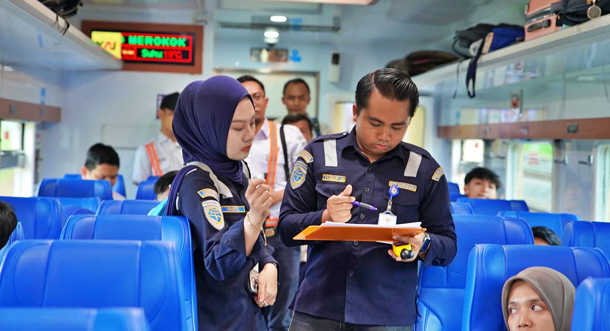 Petugas dari DJKA dan KAI Daop 7 Madiun saat melakukan pengecekan.