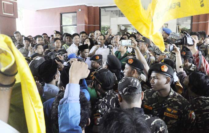 Ketua DPRD Surabaya, Ir Armuji bersama pimpinan dewan lainnya menemui massa Generasi Muda NU. Mereka meminta maaf atas insiden pengusiran Ketua PCNU Surbaya, Dr Muhibbin Zuhri beberapa waktu lalu dan berjanji akan mengawal Raperda Larangan Miras di Surabaya. 