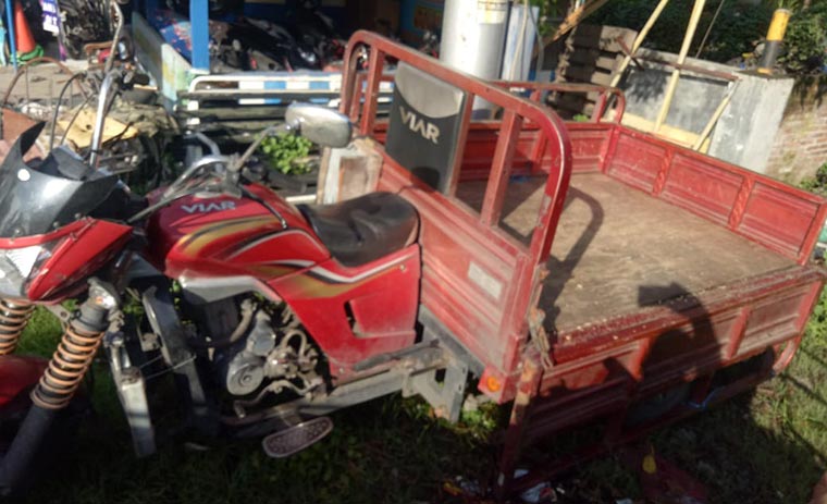 Kondisi motor roda tiga Viar usai terlibat kecelakaan dengan Honda Megapro di Krian, Sidoarjo.