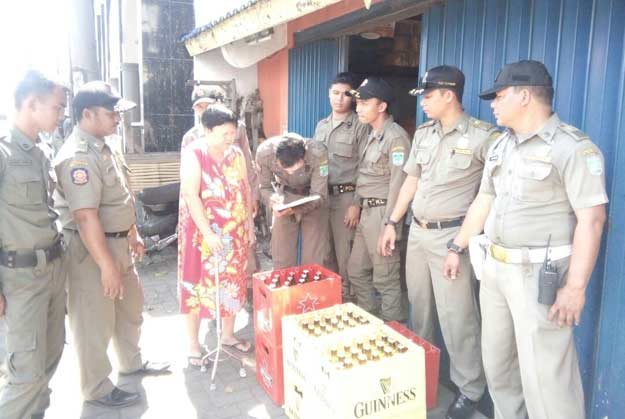 Petugas Satpol PP saat operasi Miras di wilayah Gempol.