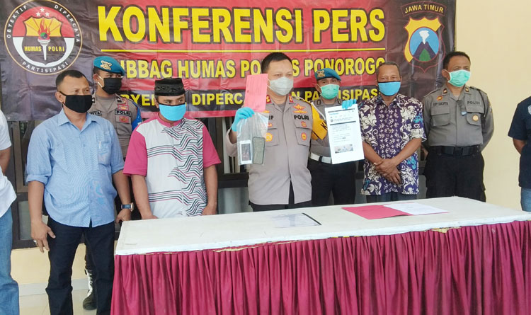 Kapolres Ponorogo AKBP Arief Fitrianto saat menggelar jumpa pers terkait kasus penyebaran berita hoax tentang pasien Covid-19. foto: NOVIAN/ BANGSAONLINE