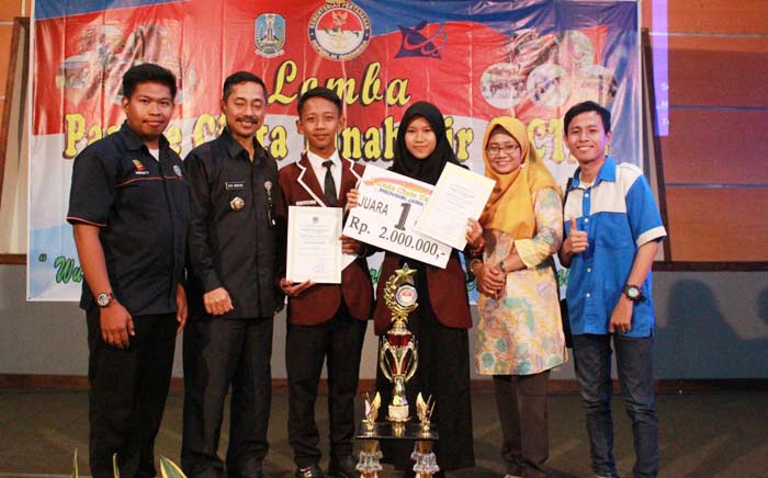 Siswa-siswi SMKN Rengel saat menerima piagam penghargaan setelah menjuarai lomba PCTA tingkat Jawa Timur.