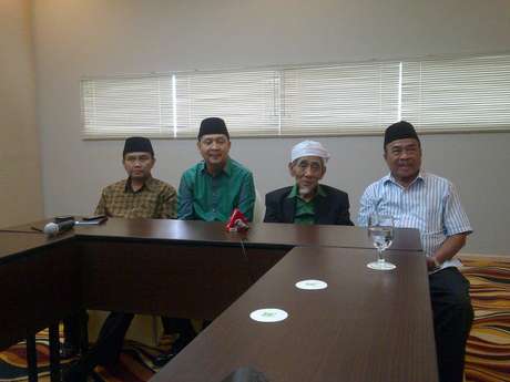 KH Maimun Zubair saat jumpa pers. Foto: detik.com