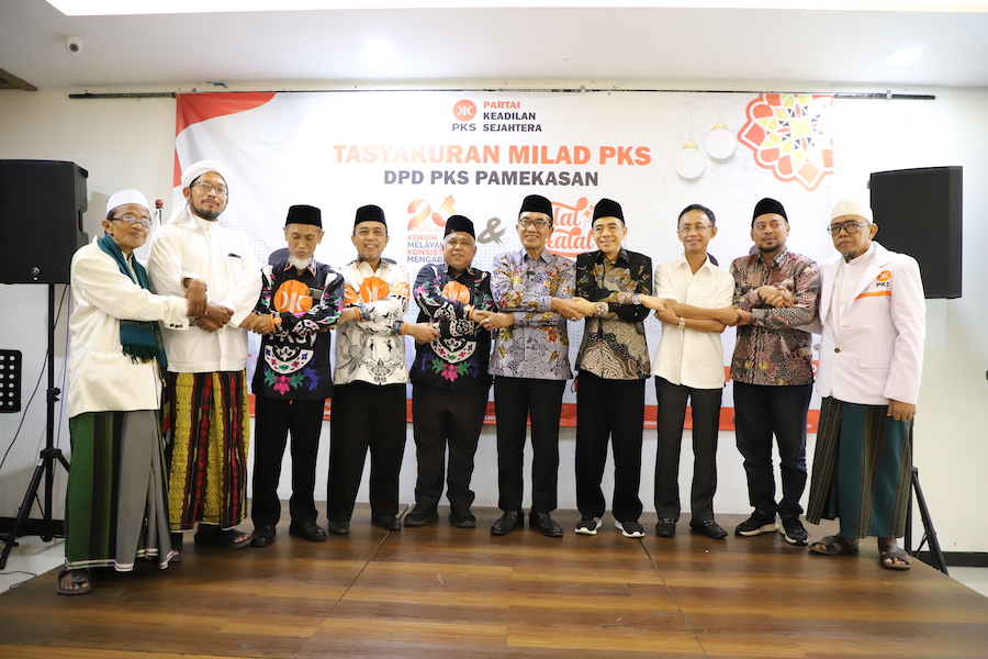 Ketua DPW PKS Jawa Timur, Ketua DPD PKS Pamekasan, Bupati Pamekasan, dan pengurus PKS Pamekasan serta tokoh agama foto bersama usai acara tasyakuran.