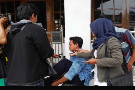 Salah seorang saksi terperiksa sedang diwawancarai wartawan di masjid sekitar kompleks Mako Satuan Brimob Detasemen C Pelopor Jalan Yos Sudarso Kota Madiun. foto: Antara