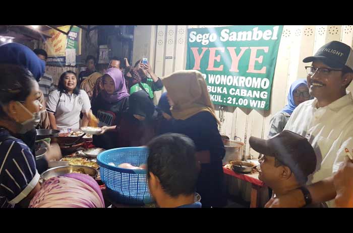 Begini Cara Gus Ipul Nikmati Sensasi Sahur Pedas Mak Yeye Wonokromo