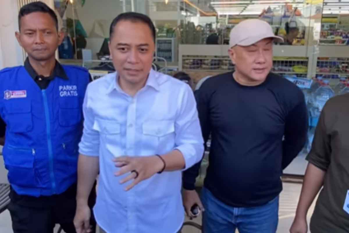 Wali Kota Surabaya, Eri Cahyadi saat berada di salah satu minimarket yang sudah menggunakan jukir resmi, Rabu (11/6/2025).