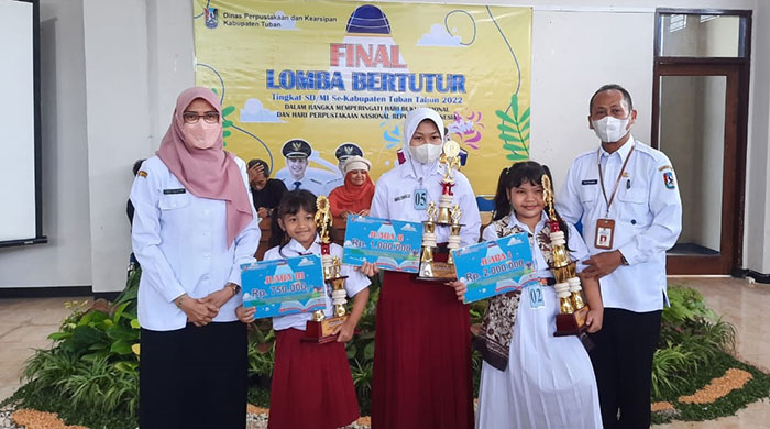 Kepala Dispersip Tuban, Nur Khamid, ketika memberi penghargaan pada juara Lomba Bertutur tingkat SD/MI di wilayahnya.