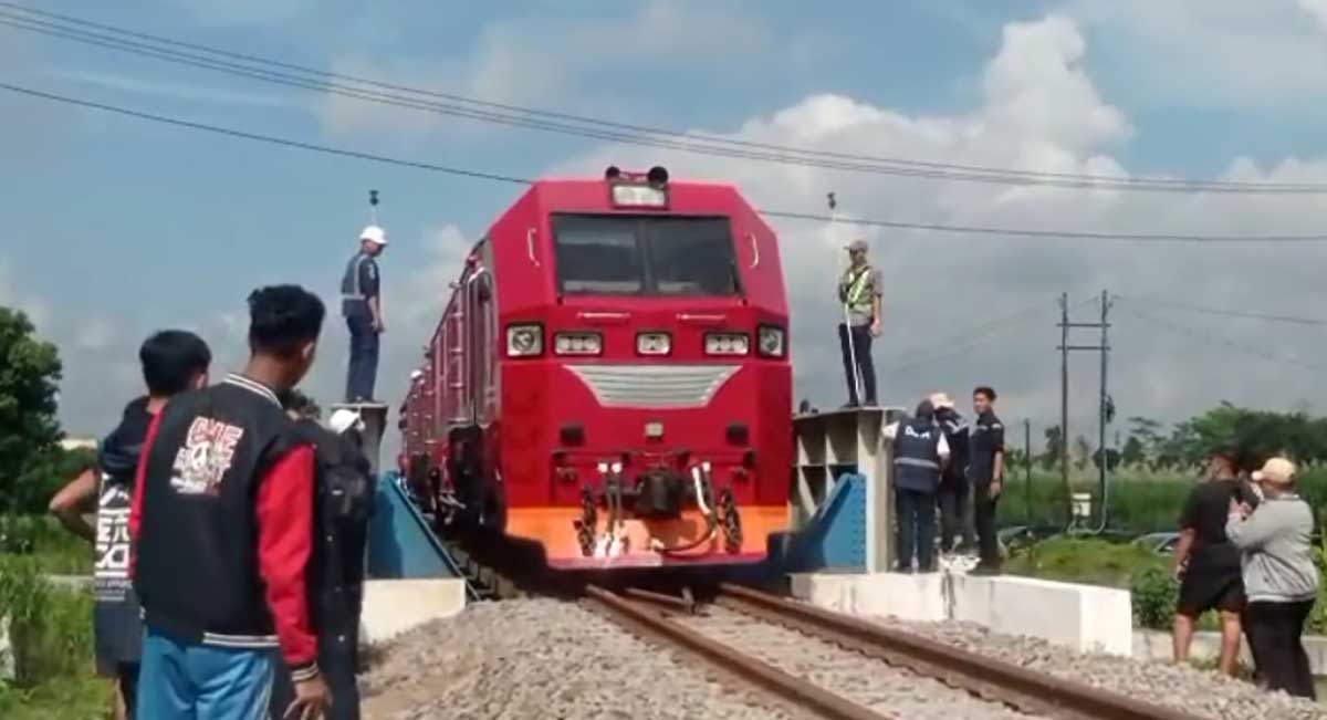 Lokomotif CC 300 saat melewati jembatan yang sedang diuji fungsi. Foto: Ist