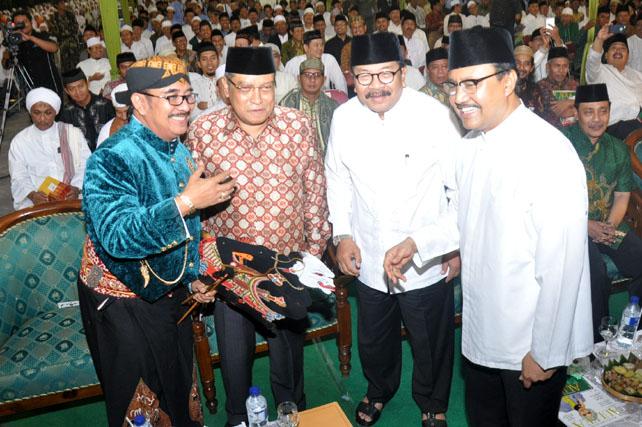 Launching Sukses Muktamar NU ditandai dengan wayangan. Tampak Ki Enthus Susmono, KHSaid Aqil Siradj, Soekarwo dan Saifullah Yusuf. Foto : Taufik suarasurabaya.net 