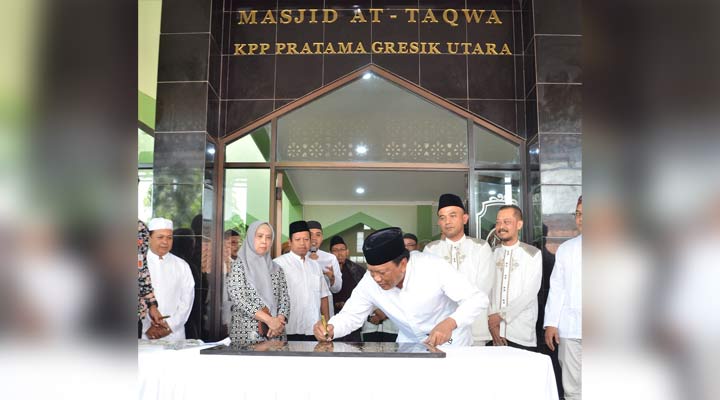 Bupati Sambari menandatangani prasasti peresmian masjid at Taqwa KPP Pratama. foto: SYUHUD/ BANGSAONLINE