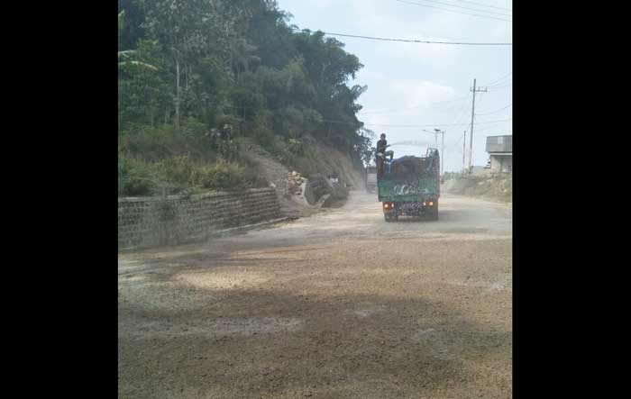 Kondisi badan jalan di km 228 Desa Gemaharjo yang belum teraspal. (foto: ist)