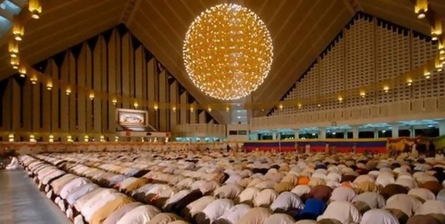 Di Negara Ini, Salat Tarawih Dilakukan 100 Rakaat