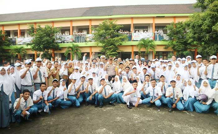 Kasatlatans Polres Bangkalan AKP Danu Anindhito Kuncoro Putro foto bersama denga SMA 2 Bangkalan setelah gelar acara Millenial Road Safety Festival, Senin (28/01/2019).