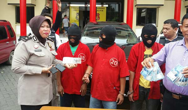 Ketiga tersangka penggelapan didampingi Kasubag Humas Polrestabes Surabaya. foto: eko suyono/ BANGSAONLINE