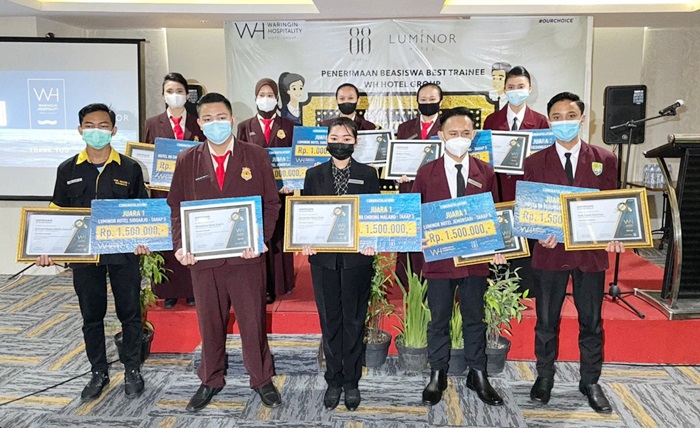 Siswa-siswi SMK Perhotelan se-Jawa Timur yang menerima tabungan beasiswa.