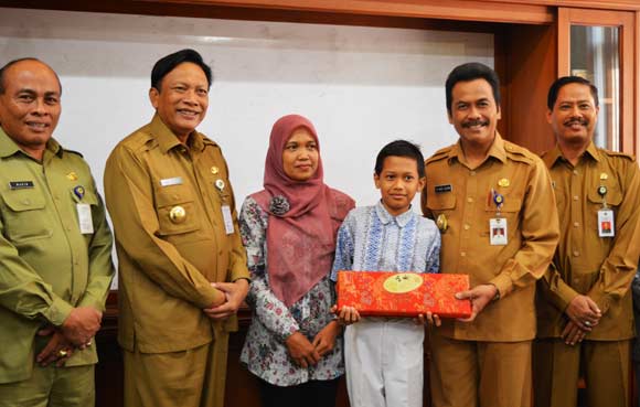 Errieza, ketika pamit ke Bupati-Gresik Sambari-Qosim. (foto: syuhud/BANGSAONLINE)