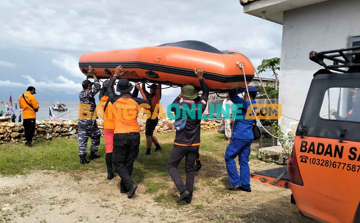 Tim gabungan saat melakukan pencarian korban nelayan dari Pulau Mandangin, Sampang. Foto: Dok Polairud Polres Sampang/BANGSAONLINE