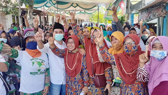 Nampak warga sangat antusias dengan Paslon 1 Ikbar.