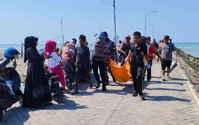 Evakuasi mayat yang ditemukan Pantai Branta, Pamekasan (dok. Polres Pamekasan)