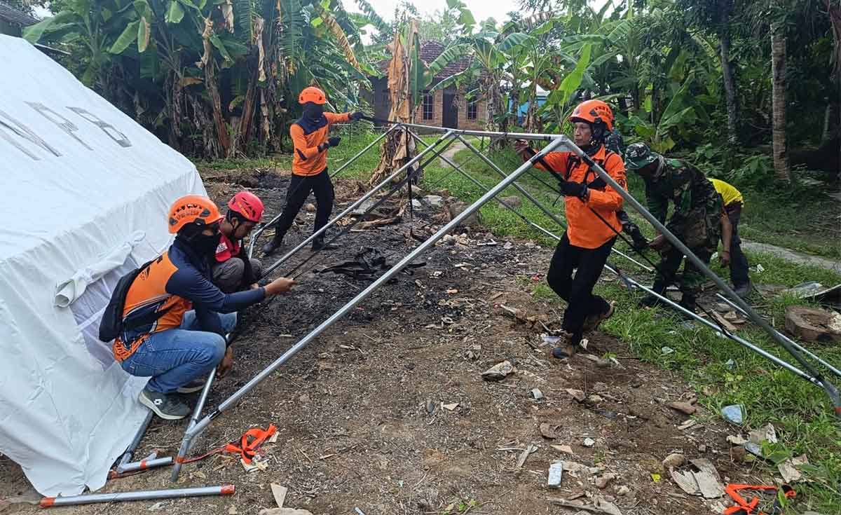 Petugas saat mendirikan tenda untuk pengungsi terdampak gempa di Pulau Bawean, Gresik.