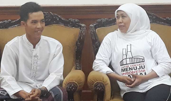 Gubernur Jatim, Khofifah Indar Parawansa saat menemui Agus Salim di Gedung Negara Grahadi. foto: DIDI ROSADI/ BANGSAONLINE