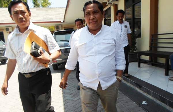 PENUHI PANGGILAN: Tersangka ijazah palsu,  H Moch Rifai didampingi penasehat hukumnya ketika datang  memenuhi panggilan tim penyidik Unit Tindak Pidana Tertentu (Tipidter) Satreskrim Polres Sidoarjo. foto: catur andy erlambang/BANGSAONLINE