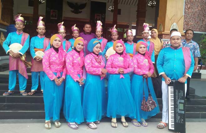 Grup qosidah Fatayat NU Senori foto bersama. foto: AHMAD/ BANGSAONLINE