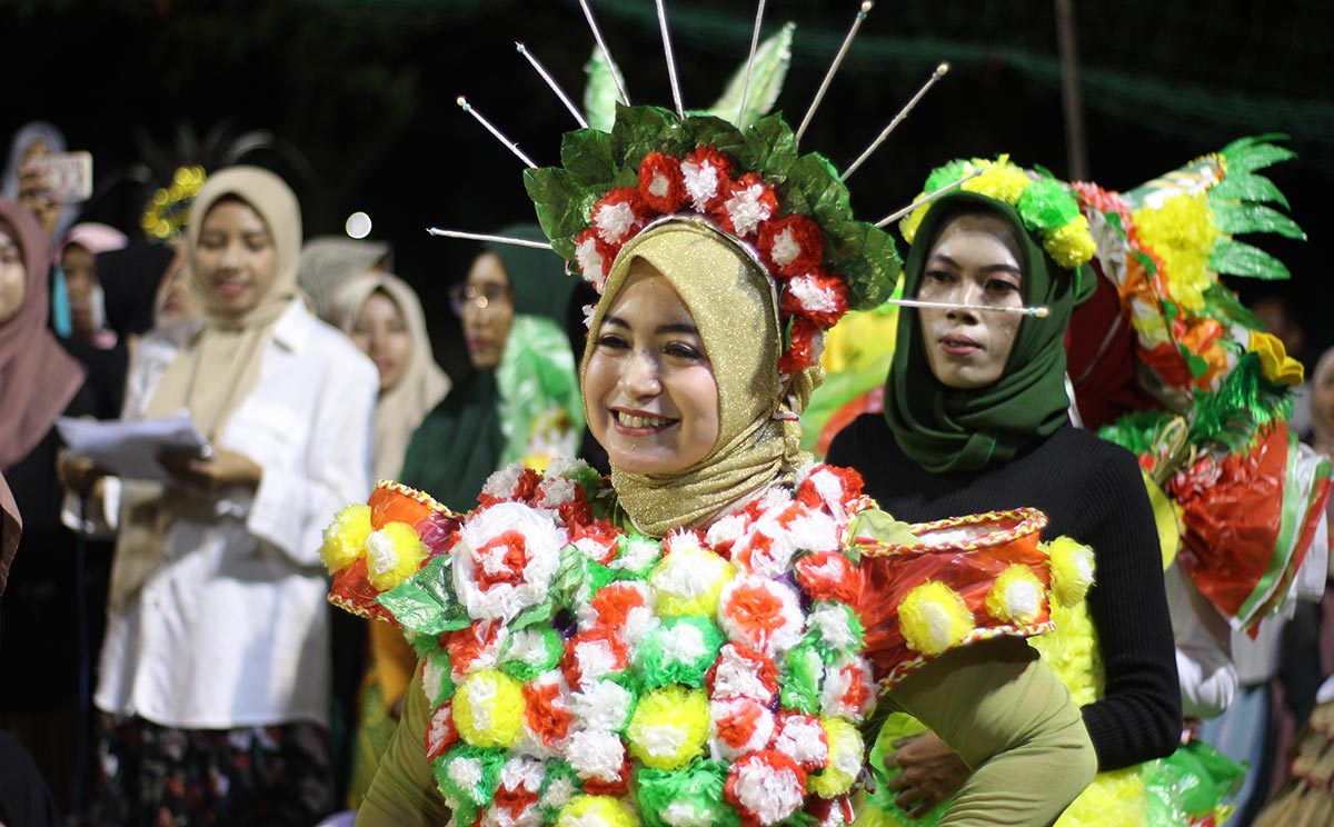 Fashion Show Gaun Plastik Bekas Meriahkan Peringatan 1 Abad NU