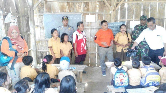 Wakil Bupati Situbondo Ir. Yoyok Mulyadi, M.Si saat menyapa siswa/siswi di SDN Cobbuk.