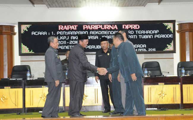 Pimpinan DPRD beserta Bupati Tuban berjabat tangan usai Rapat Paripurna Penyampaian Rekomendasi LKPJ Bupati Tuban. foto: BANGSAONLINE/ suwandi