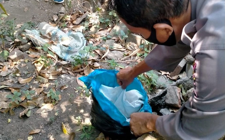 Warga Temukan Bungkusan Mencurigakan, Diduga Kain Kafan Milik Wanita Muda di Jombang yang Raib