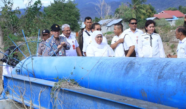 Gubernur Jawa Timur Khofifah Indar Parawansa meninjau progres pembangunan jaringan pipa air bersih di Kabupaten Sigi, Rabu (12/2/2020). foto: bangsaonline.com