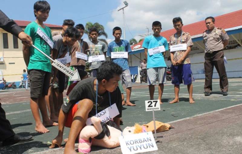 Salah satu pelaku saat memperagakan cara dia memperkosa Yuyun.