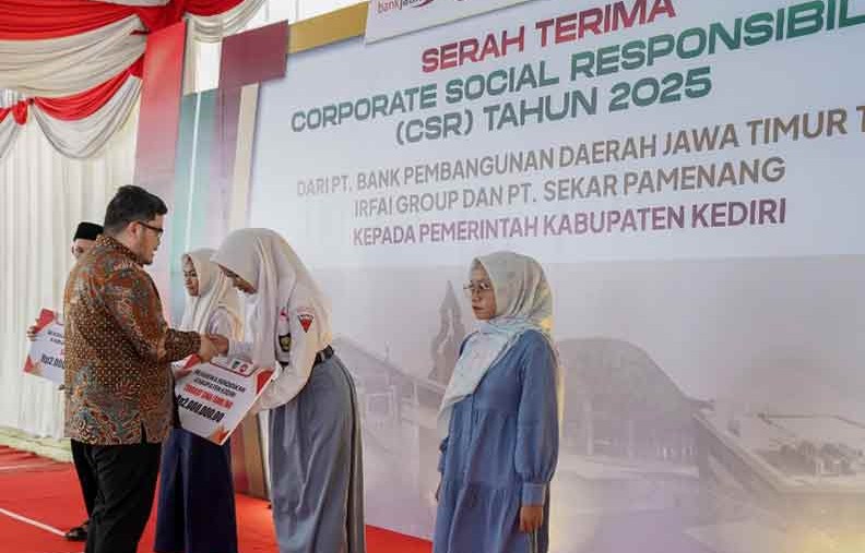 Bupati Kediri Hanindito Himawan Pramana saat menyerahkan bantuan. (Ist)