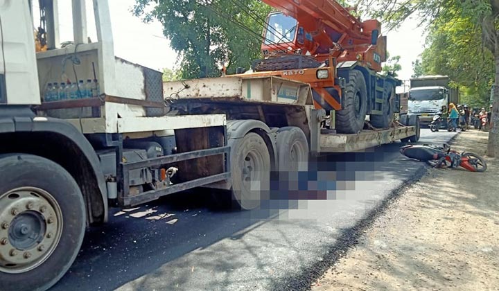 Kondisi korban yang tewas terlindas roda trailer sebelum dievakuasi. foto: ist.
