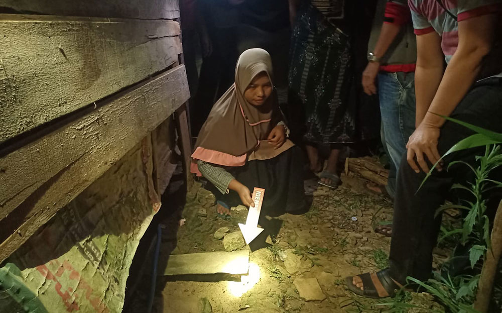 Saksi menunjukkan lokasi ditemukannya korban.