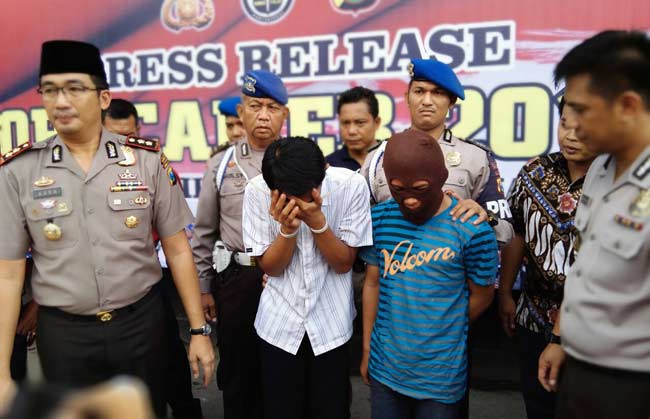 Ferydo Martin, bersama satu tersangka lainnya yang membantunya kabur ketika diamankan di Mapolres Gresik. foto: SYUHUD/ BANGSAONLINE