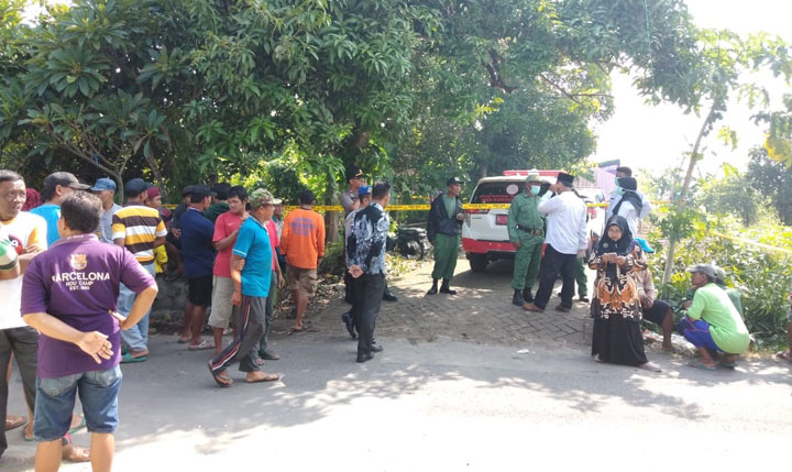 Warga yang penasaran melihat proses pembongkaran makam Tadarus Faris Lukman Hakim.