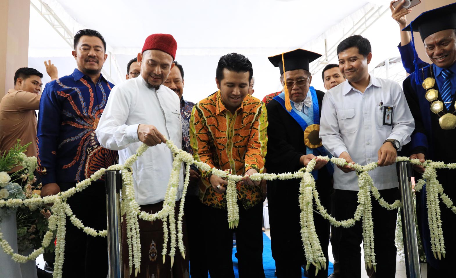 Wakil Gubernur Jawa Timur Emil Elestianto Dardak (tengah) saat memotong pita tanda diresmikannya rusun di UNP Kediri. Foto: Ist.